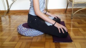 como sentar almofada zafu para meditacao